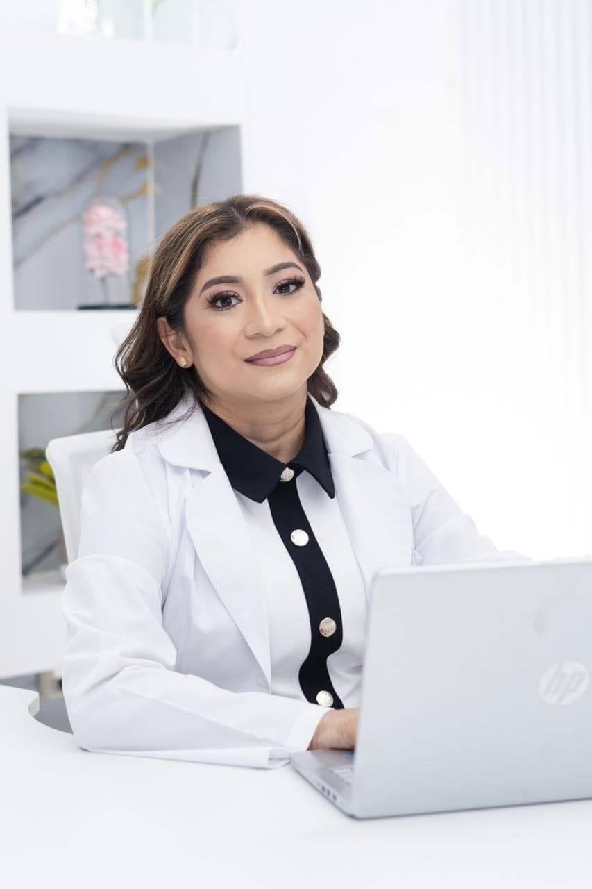 Dra. René Lucía Aráuz Jiménez en consulta